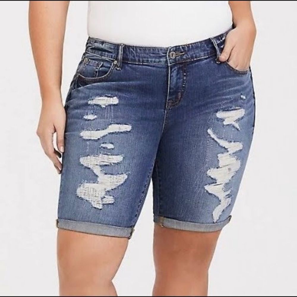 Torrid boyfriend BERMUDA SHORT - VINTAGE STRETCH‎ MEDIUM WASH